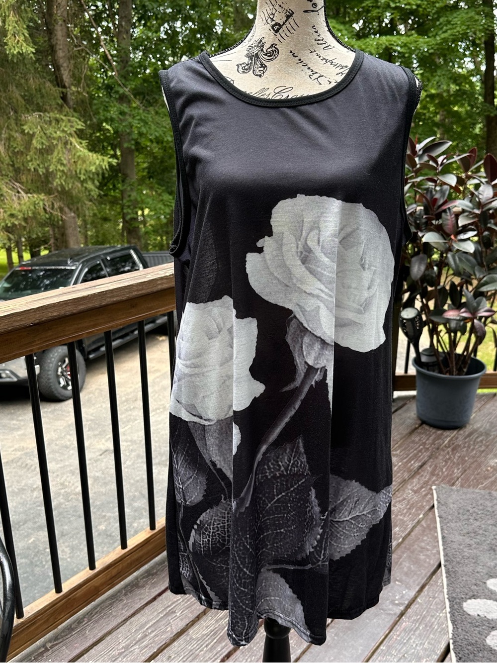 YOINS Black Tank dress with White Rose Motif. Has Pockets